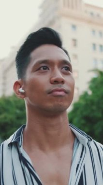 Genç turistin yakın çekim görüntüleri, eski şehrin meydanında yürüyor.