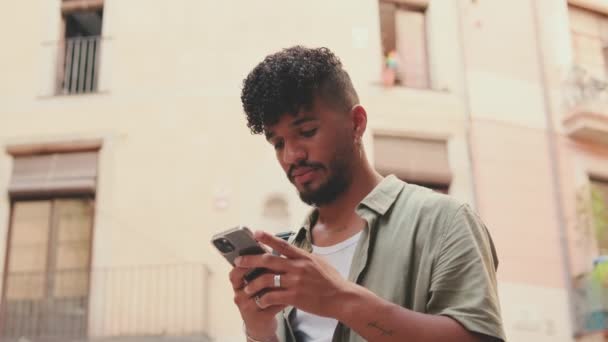 Крупный План Молодого Человека Просматривающего Информацию Телефону — стоковое видео