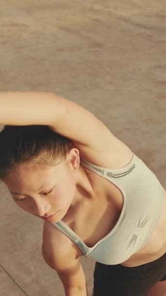 Vertical Video Asian Girl Sports Top Does Workout Stretching Gymnastics — ストック動画
