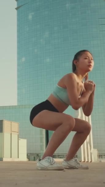 Vertical Video Asian Girl Sports Top Does Workout Squats Quadriceps — Vídeo de Stock