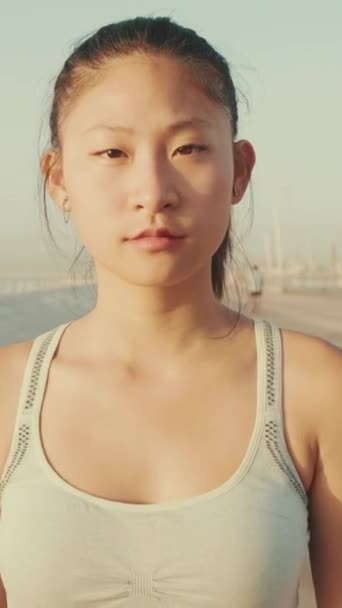 Vertical Video Asian Girl Sports Top Walks Forward Promenade Looks — Wideo stockowe
