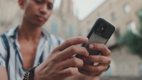 Close Das Mãos Homem Usando Telefone Móvel — Vídeo de Stock
