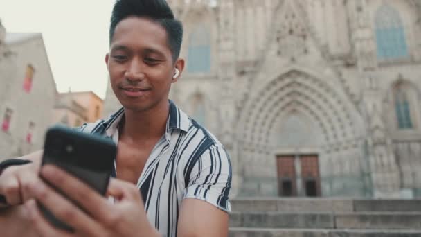 Joven Turista Los Escalones Utiliza Teléfono Móvil Mientras Está Sentado — Vídeos de Stock