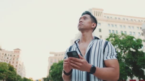 Young Man Tourist Uses Maps App Mobile Phone — Αρχείο Βίντεο