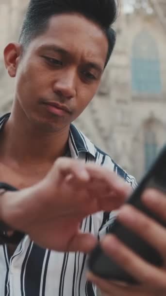 Vertical Video Κοντινό Πλάνο Νεαρός Τουρίστας Βήματα Χρησιμοποιεί Κινητό Τηλέφωνο — Αρχείο Βίντεο