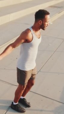 Genç, sakallı, formda bir sporcunun sette ip atlaması.