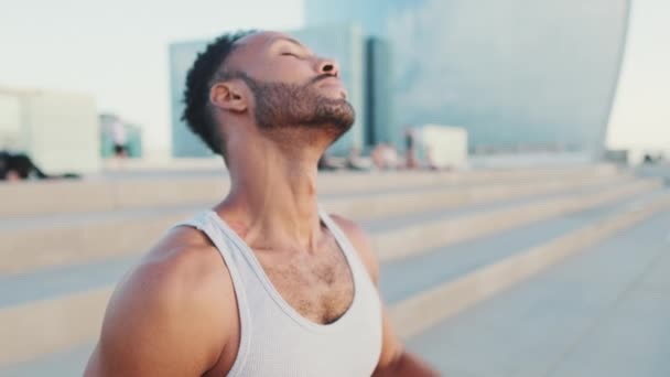 Atlet Pria Berjanggut Muda Yang Sedang Melakukan Pemanasan Meregangkan Lehernya — Stok Video