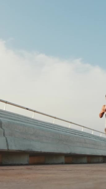 Vídeo Vertical Jovem Atleta Forma Homem Barbudo Corre Longo Passeio — Vídeo de Stock