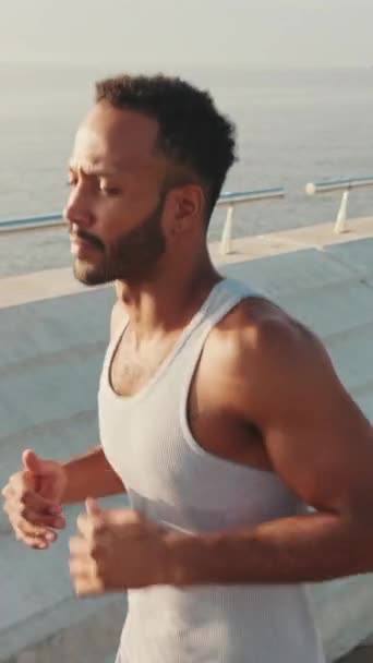 Vertical Video Young Bearded Male Fit Athlete Runs Promenade — Stockvideo