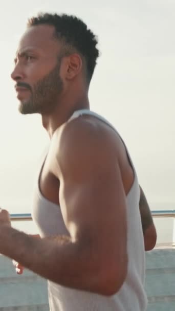 Vertical Video Close Young Bearded Male Fit Athlete Runs Promenade — Stockvideo