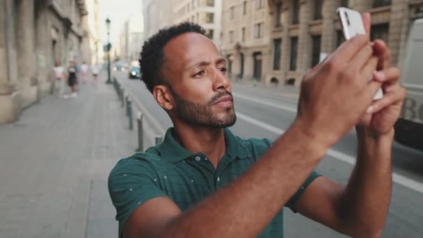 Joven Toma Selfie Mientras Está Pie Calle Lado Carretera — Vídeos de Stock
