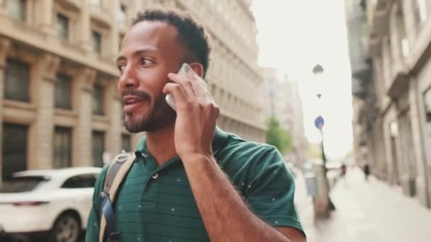 Mladý Muž Kráčí Ulici Starém Městě Míjí Auta Pozadí Mluví — Stock video