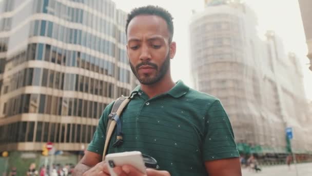 Mladý Muž Používá Mobilní Telefon Zatímco Stojí Ulici Moderních Budovách — Stock video