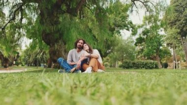 Birbirine aşık çiftler parkta piknikte eğleniyorlar.