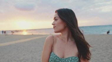 Aşık çift, kumsalda güneşin doğuşuyla tanışır. Arka plan