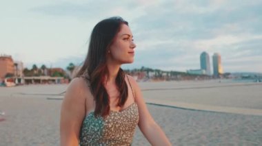 Aşık çift, kumsalda güneşin doğuşuyla tanışır. Arka plan