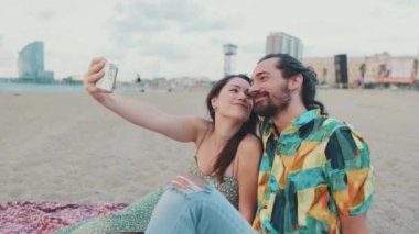 Aşık çift, kumsalda güneşin doğuşuyla tanışır. Arka plan