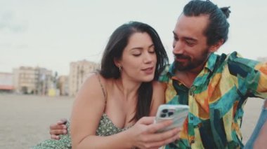 Aşık çift, kumsalda güneşin doğuşuyla tanışır. Arka plan