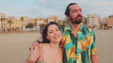 Aşık çift, kumsalda güneşin doğuşuyla tanışır. Arka plan