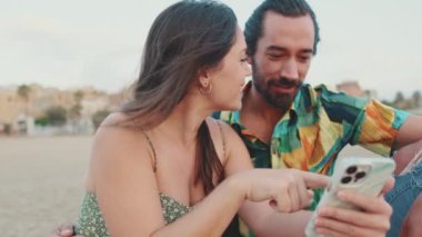 Aşık çift, kumsalda güneşin doğuşuyla tanışır. Arka plan