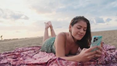 Aşık çift, kumsalda güneşin doğuşuyla tanışır. Arka plan