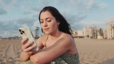 Aşık çift, kumsalda güneşin doğuşuyla tanışır. Arka plan