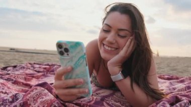 Aşık çift, kumsalda güneşin doğuşuyla tanışır. Arka plan