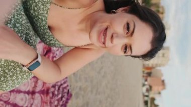 Aşık çift, kumsalda güneşin doğuşuyla tanışır. Arka plan