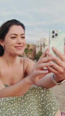 Aşık çift, kumsalda güneşin doğuşuyla tanışır. Arka plan