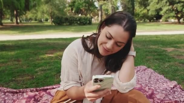 Közelről Fiatal Használja Telefont Parkban — Stock videók