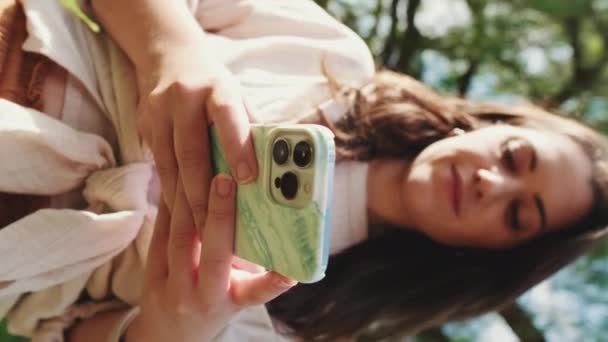 垂直ビデオ 携帯電話を使った若い女性の手のクローズアップ — ストック動画