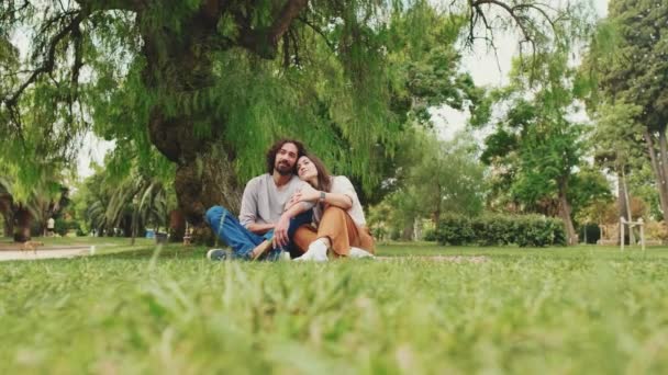 公園のピクニックで一緒に時間を楽しむカップル — ストック動画