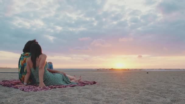 Vertical Video Zakochana Para Spotyka Się Plaży Wschodem Słońca Widok — Wideo stockowe