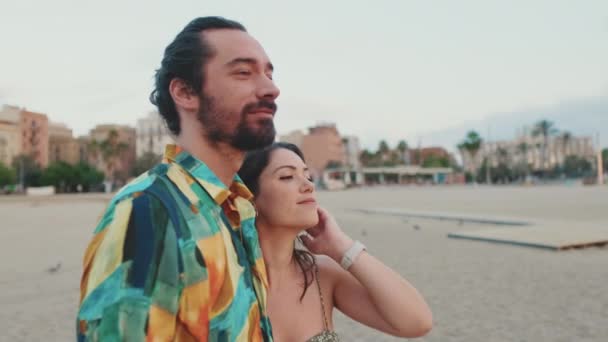 Vertikal Video Verliebtes Paar Trifft Sonnenaufgang Strand Rückseite — Stockvideo