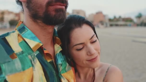 Video 恋爱中的情侣在海滩上与日出相遇 背景色 — 图库视频影像