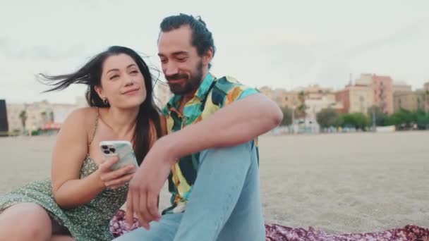 Video 恋爱中的情侣在海滩上与日出相遇 背景色 — 图库视频影像