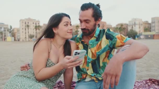 Video Vertical Pareja Enamorada Encuentra Con Amanecer Playa Vista Trasera — Vídeo de stock