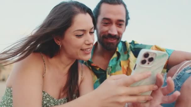 Video Sepasang Kekasih Bertemu Matahari Terbit Pantai Tampilan Belakang — Stok Video