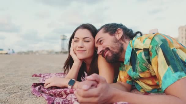 Video Vertical Pareja Enamorada Encuentra Con Amanecer Playa Vista Trasera — Vídeos de Stock