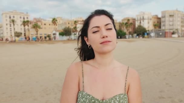 Video Vertical Pareja Enamorada Encuentra Con Amanecer Playa Vista Trasera — Vídeos de Stock