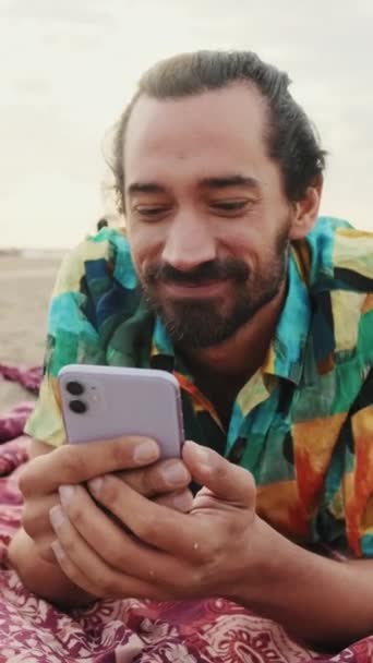 Vertisk Video Närbild Ung Lycklig Man Som Använder Mobiltelefon Stranden — Stockvideo