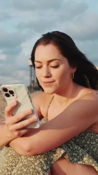 Vertical Video Couple Love Meets Sunrise Beach Back View — Stock Video