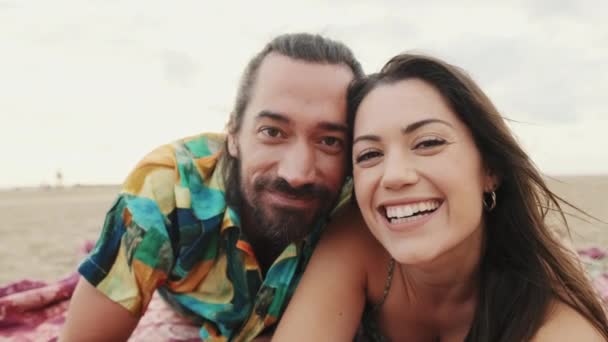 Video Sepasang Kekasih Bertemu Matahari Terbit Pantai Tampilan Belakang — Stok Video
