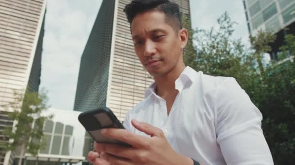 Zavřít Mladý Podnikatel Pomocí Mobilního Telefonu Zvenčí — Stock video