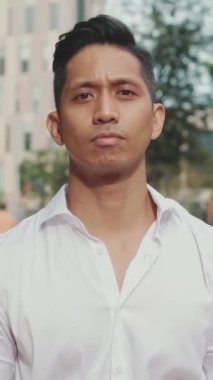 Kameraya bakan genç bir iş adamı var.