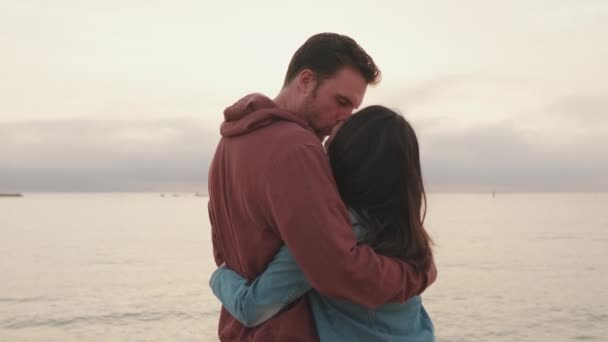Deniz Manzaralı Arka Planda Birbirine Sarılan Genç Bir Çift — Stok video