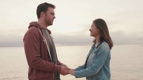 Pasangan Romantis Merangkul Bersama Pantai — Stok Video