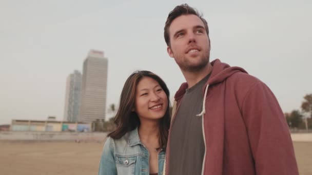 男人和女人站在海滩上聊天 — 图库视频影像
