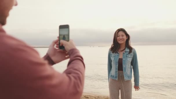 Pria Mengambil Foto Wanita Pantai — Stok Video