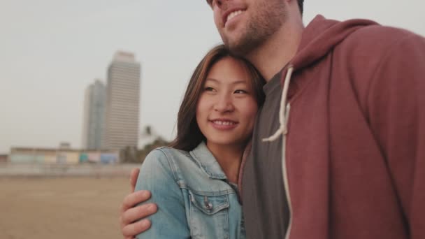 Nahaufnahme Eines Verliebten Paares Das Sich Umarmt — Stockvideo